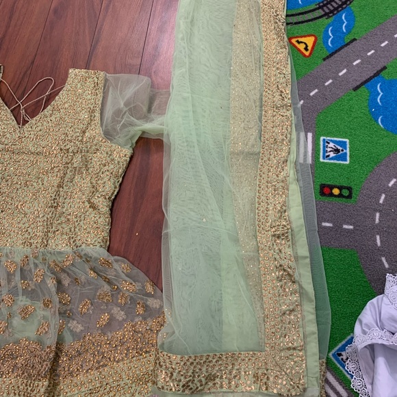 Used like new heavy embellished Indian/Pakistani Lengha party dress - Picture 8 of 8